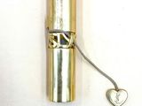 un briquet doré orné d'un cœur sur un fond blanc