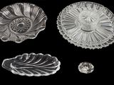 plusieurs morceaux de verre posés sur une surface noire, avec un fond noir