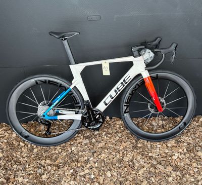 un gros plan d'un vélo garé contre un mur