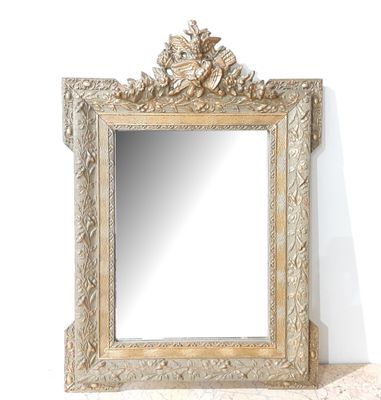 une photo d'un miroir posé sur une table près d'un mur