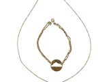ensemble composé d'un collier et d'un bracelet avec un disque en or et une chaîne