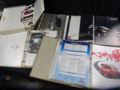 de nombreux manuels et livres posés sur une table