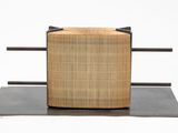 une petite boîte en bois munie d'une poignée, posée sur un socle en métal