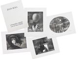 une série de quatre photographies en noir et blanc représentant une femme
