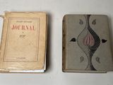 deux livres posés l'un à côté de l'autre sur une table