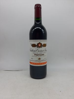 une bouteille de vin posée sur une table