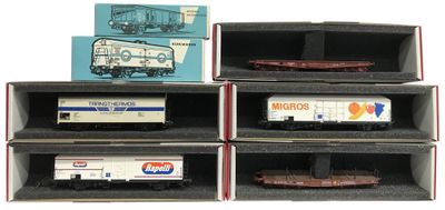 trois boîtes de wagons de train miniature sont empilées les unes sur les autres