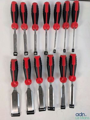 a lot of tools that are sitting on a table