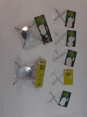 toutes ces vis qui sont fixées au mur