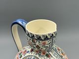 un vase bleu et blanc orné d'un motif floral