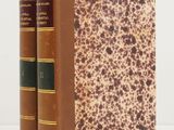 deux livres posés l'un sur l'autre sur une surface blanche