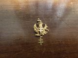un gros plan d'une table en bois sur laquelle se trouve une croix