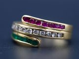 une photo en gros plan d'une bague en or sertie de diamants et d'émeraudes
