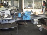 une machine qui se trouve dans une pièce avec de nombreux outils
