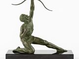 sculpture en bronze représentant un homme tenant un arc, posée sur un socle en marbre