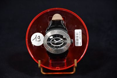 une montre dans un boîtier rouge avec un chiffre blanc dessus