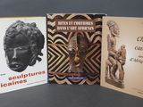 trois livres sur l'art et la culture africains posés sur une table
