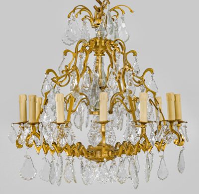 une image d'un lustre en verre et en laiton