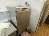 une cuisine équipée d'un évier et d'un lave-vaisselle