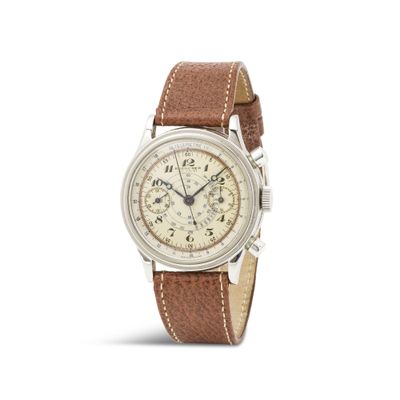 gros plan d'une montre sur fond blanc avec un bracelet marron