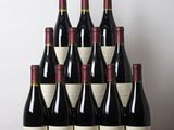 plusieurs bouteilles de vin posées sur une table en bois
