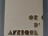 une boîte blanche ornée d'un logo marron, posée sur une table