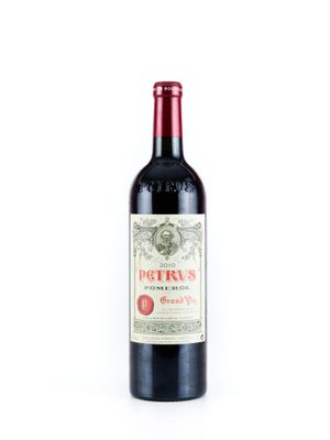 une bouteille de vin rouge posée sur une table blanche
