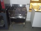 une cuisinière et un four dans une petite cuisine équipée d'un micro-ondes