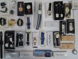 de nombreux modèles de montres, disposés sur une table