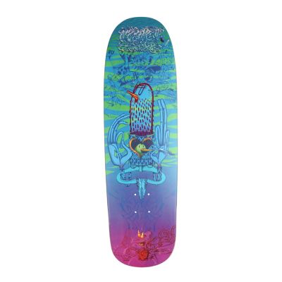 Le skateboard est bleu et violet, avec un oiseau dessiné dessus.