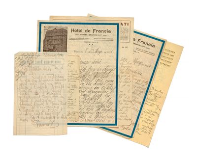 Plusieurs vieilles lettres et documents sont empilés les uns sur les autres