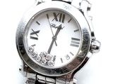 une montre en argent avec des chiffres romains sur le cadran