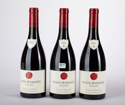 trois bouteilles de vin rouge posées côte à côte sur une table