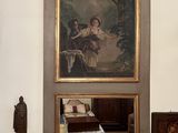 un tableau accroché au mur au-dessus d'une commode dans une pièce
