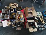 beaucoup de boîtes de Lego et d'autres jouets par terre