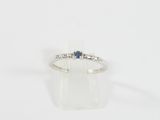 une bague en or blanc sertie d'un saphir bleu et de diamants