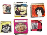 de nombreux types de disques vinyles sur un fond blanc