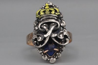 une image représentant une bague surmontée d'une couronne