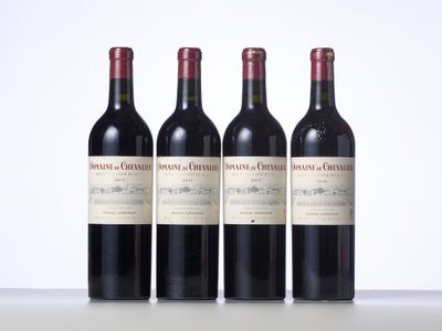 trois bouteilles de vin sont alignées sur une table