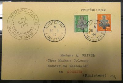 une vieille carte postale sur laquelle sont collés deux timbres, posée sur le rebord d'une fenêtre