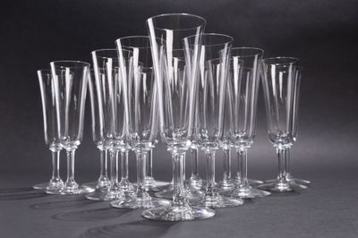 un grand nombre de verres à vin alignés les uns à côté des autres