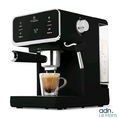 une image d'une machine à café noire avec une tasse de café