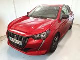 une voiture rouge garée dans un garage au sol blanc