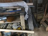 une image d'un tas de ferraille dans un garage