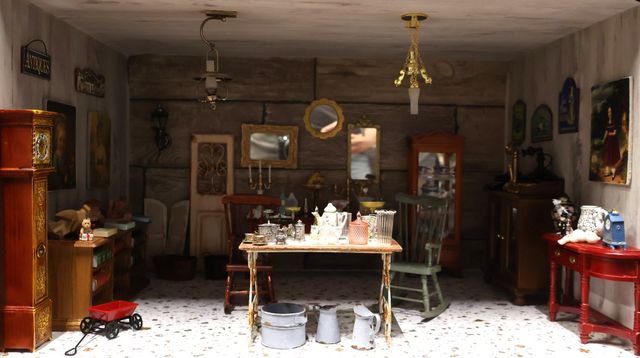 Diorama. Composition miniature, dans une vitrine en bois, vitre e...