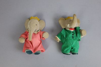 deux peluches qui se tiennent l'une à côté de l'autre