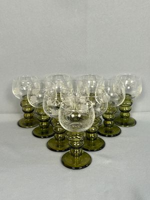 un grand nombre de verres à vin posés sur une table