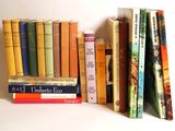 une pile de livres posés les uns à côté des autres sur une table