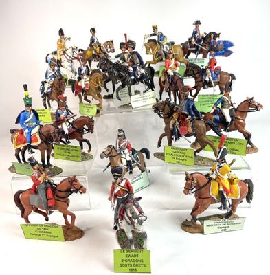 de nombreuses figurines de différents types sont exposées