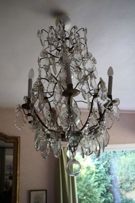 un lustre en cristal suspendu au plafond dans un salon